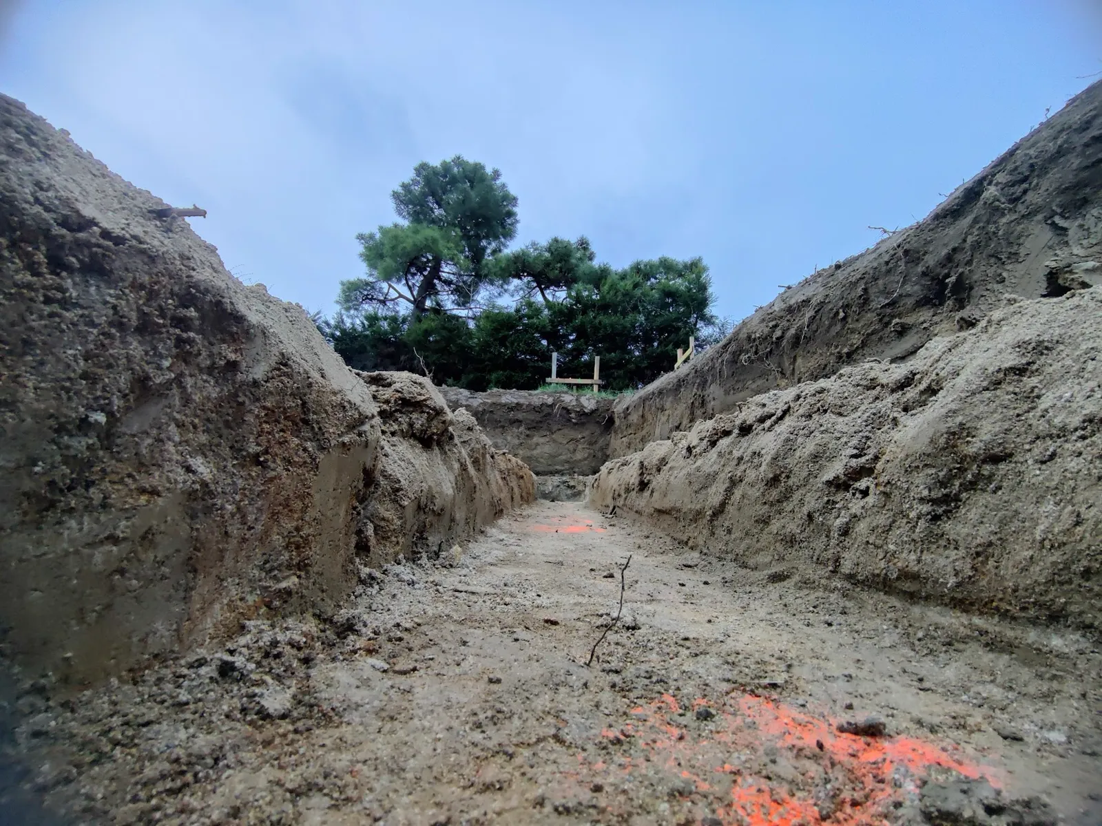 Chantier de terrassement au coucher de soleil dans le Lauragais