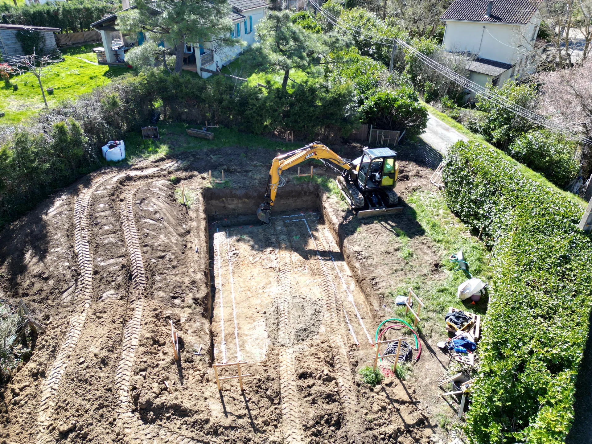 Vue aérienne par drone d'un chantier de terrassement PAROTIN TP dans le Lauragais