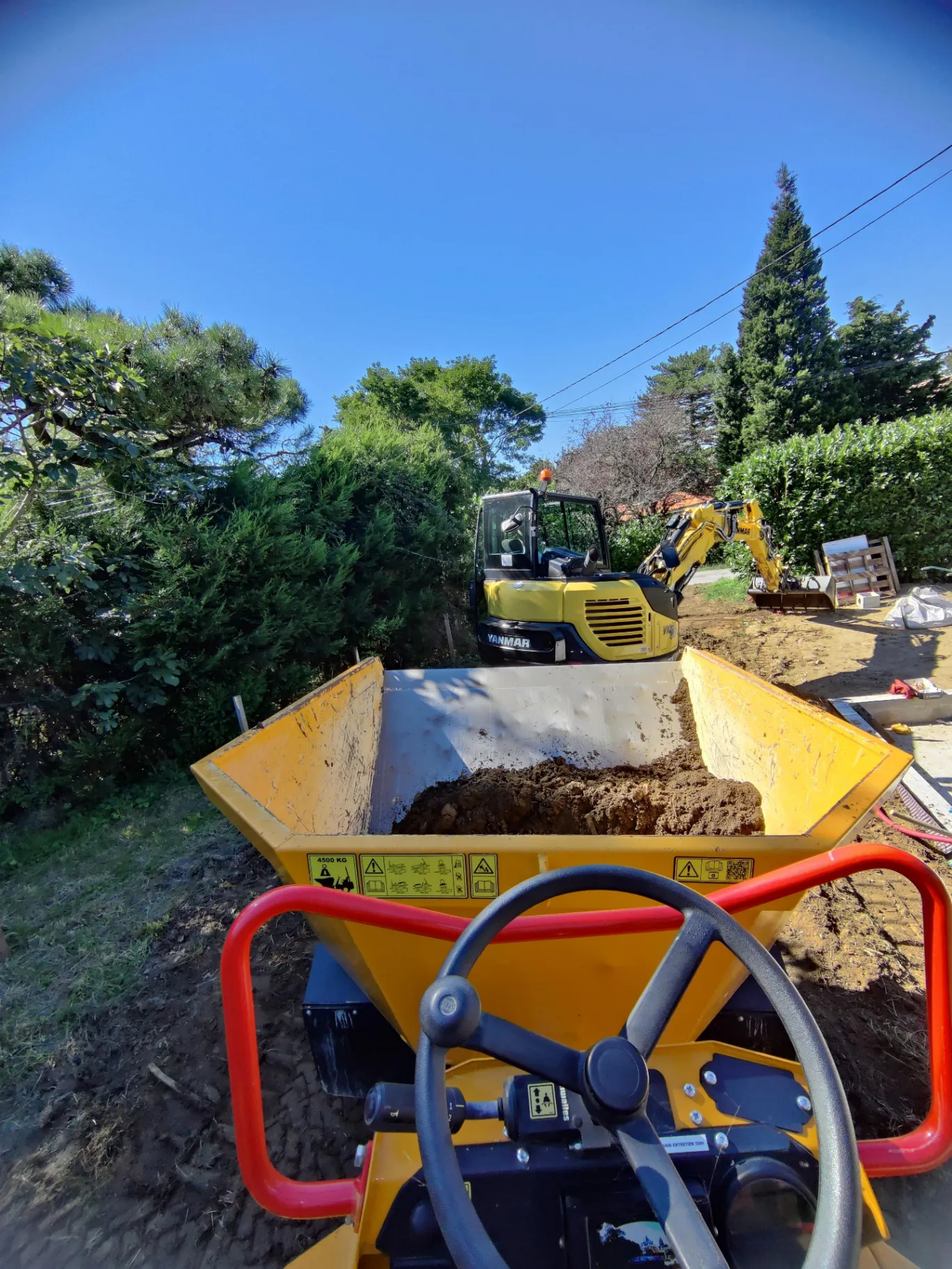 Dumper PAROTIN TP évacuant des déblais sur un chantier de terrassement