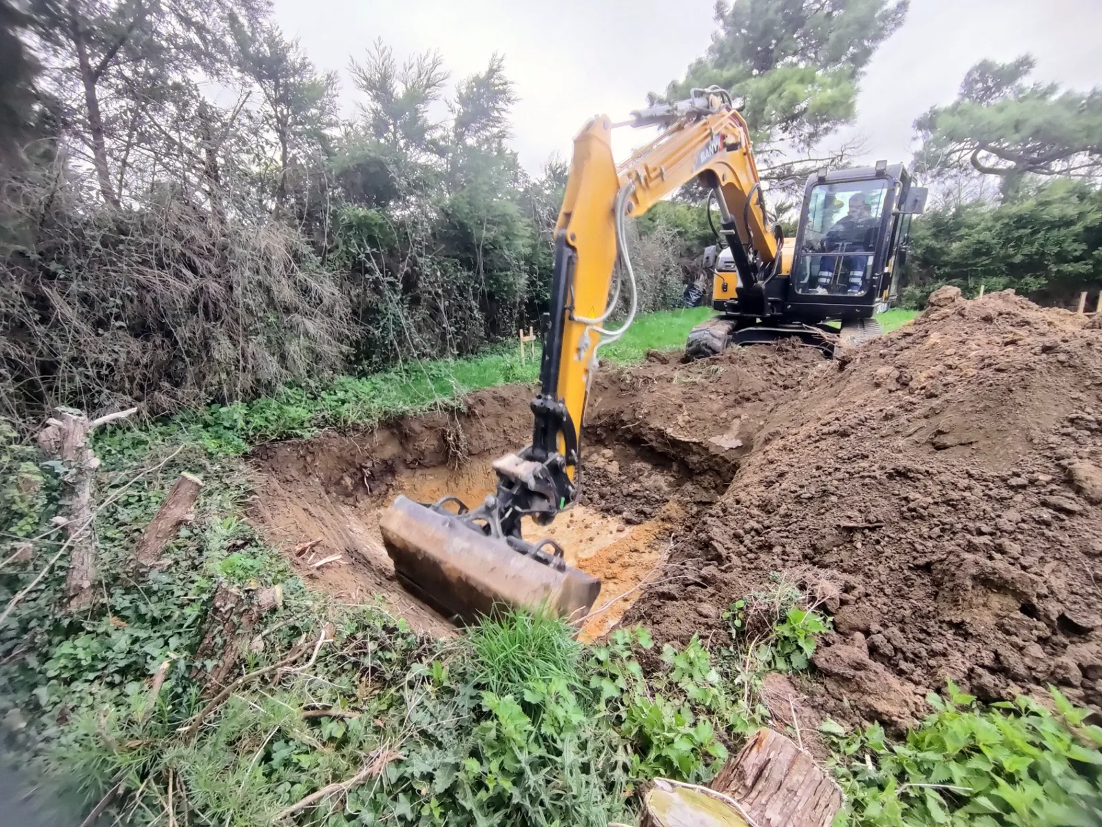 Pelleteuse PAROTIN TP en action sur un chantier d'excavation