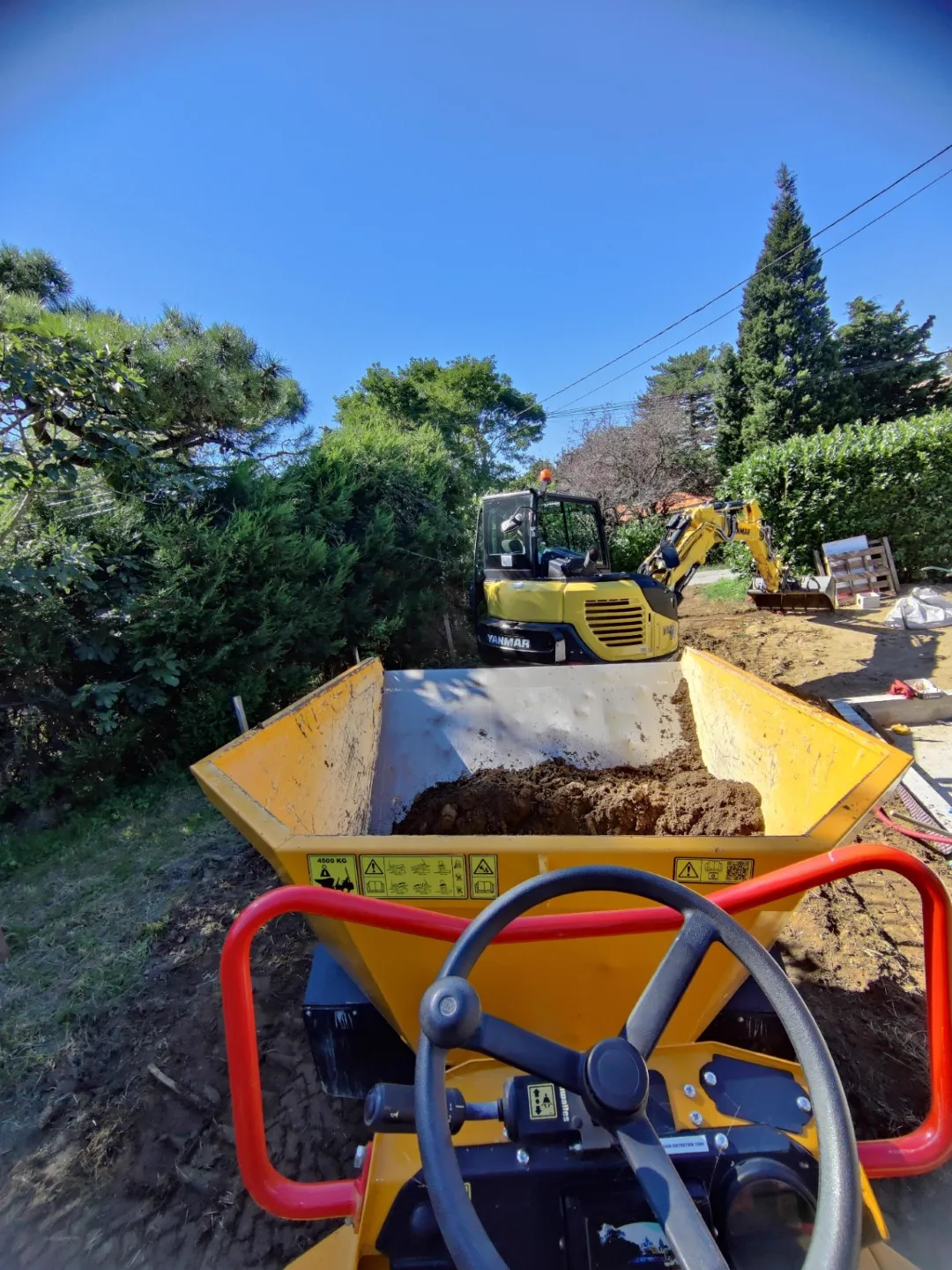 Dumper et pelleteuse sur chantier de gestion des déblais
